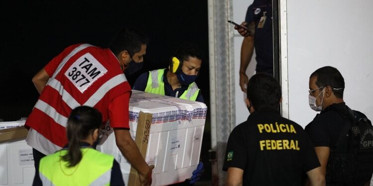 Amazonas recebe 64.700 doses de vacina contra a covid-19