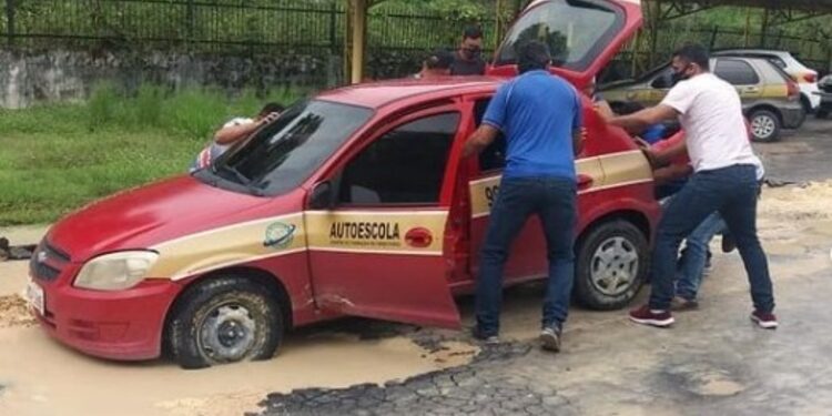 Carro fica atolado em cratera no complexo de treinamento do Detran-AM