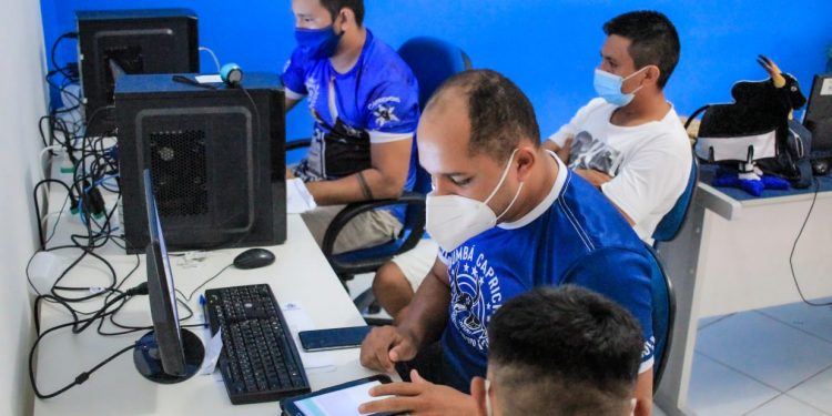 Estação Caprichoso ajuda mais de 300 trabalhadores em cadastro estadual da cultura