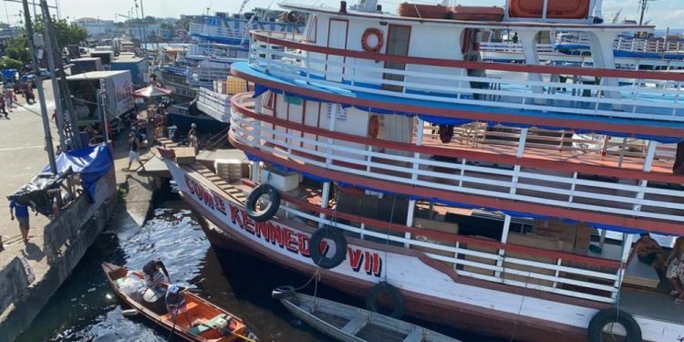Com cheia severa, barcos atracados no centro já alcançam o nível da calçada em Manaus