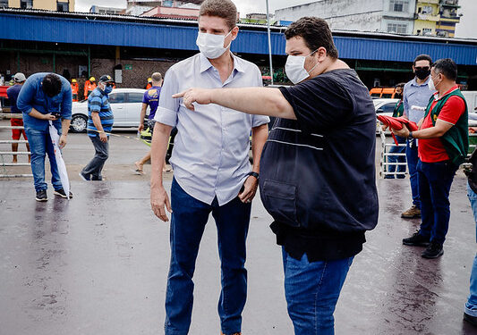 Vice-prefeito vistoria construção de pontes e de  balsa que receberá feirantes na Manaus Moderna