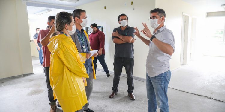 Prefeito vistoria construção de UBS na zona Leste e pede celeridade nas obras