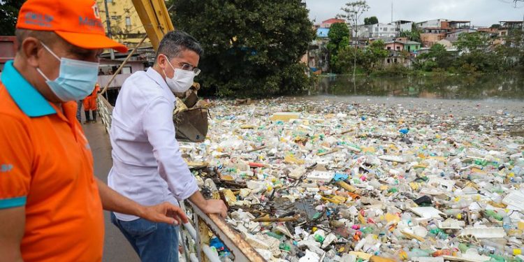 Prefeito David Almeida acompanha ação de limpeza de igarapé e salienta necessidade de preservar as riquezas naturais da cidade