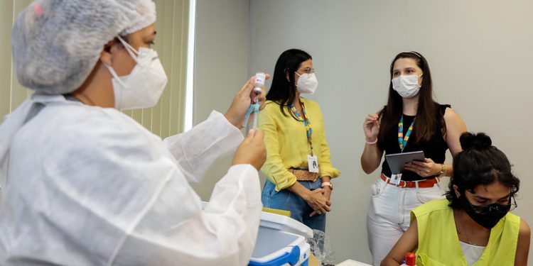 Prefeitura dá início a imunização de trabalhadores do transporte aéreo no Eduardo Gomes