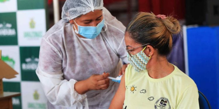 Redução de óbitos e estabilização de casos favorecem retorno seguro às aulas no AM