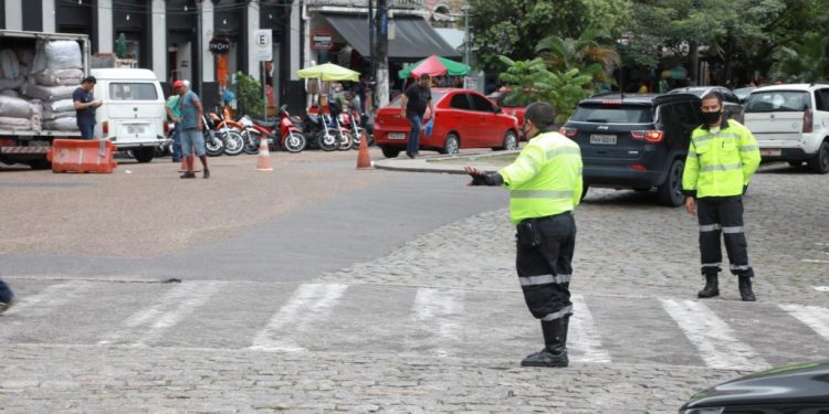 Agentes de trânsito orientam condutores sobre interdições devido a cheia em Manaus