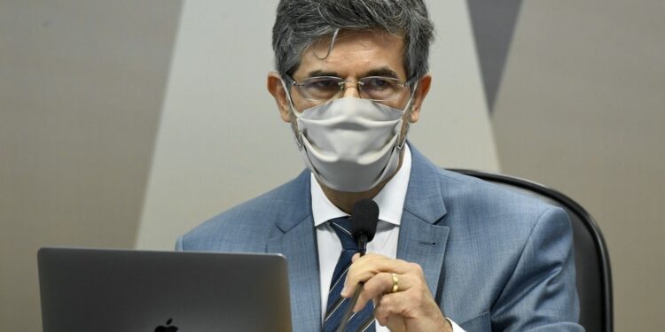 Nelson Teich diz que se demitiu do MS por não ter autonomia e divergir de Bolsonaro sobre uso de cloroquina