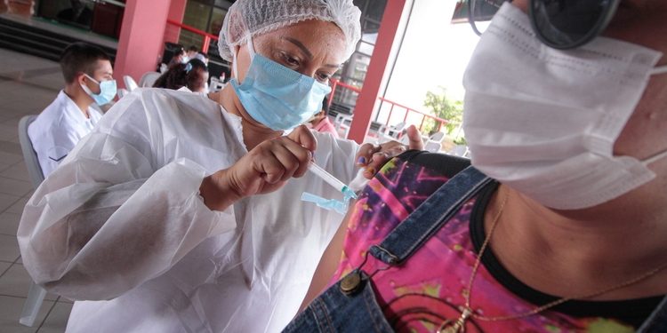 Vacinação contra covid em pessoas sem comorbidades é autorizada no Amazonas