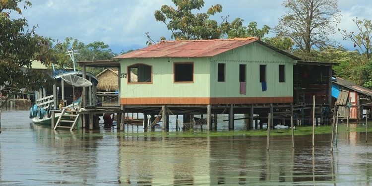 Rio Amazonas ultrapassa recorde e começa a engolir ilha de Parintins