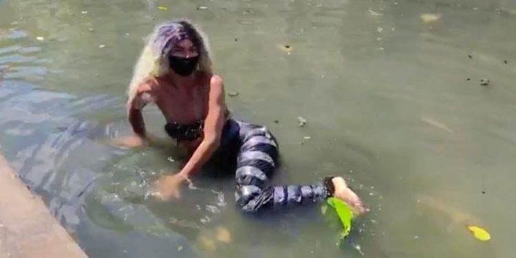 Sereia posa em área alagada pela cheia do Rio Negro em Manaus