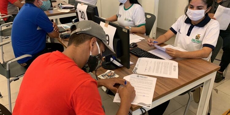 Governo do Amazonas paga auxílio moradia às famílias do Monte Horebe