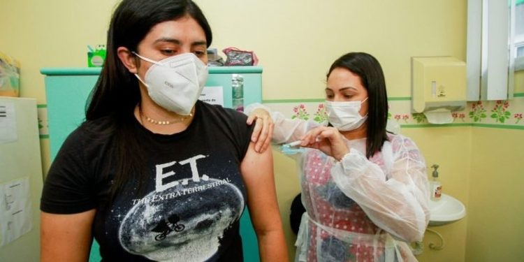 Professores da rede municipal começam a ser vacinados amanhã em Manaus