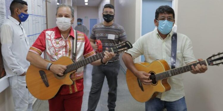 ‘Terapia da Toada’ leva música, emoção e alegria para paciente do HPS João Lúcio