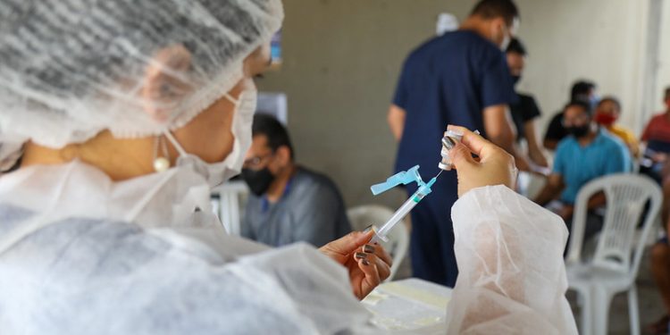 Prefeito David Almeida anuncia mudança na logística da vacinação contra a Covid-19