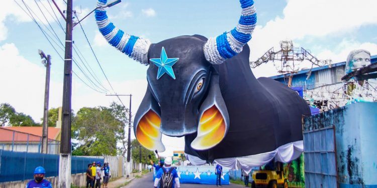 Boi Caprichoso conduz alegorias para concentração do Bumbódromo