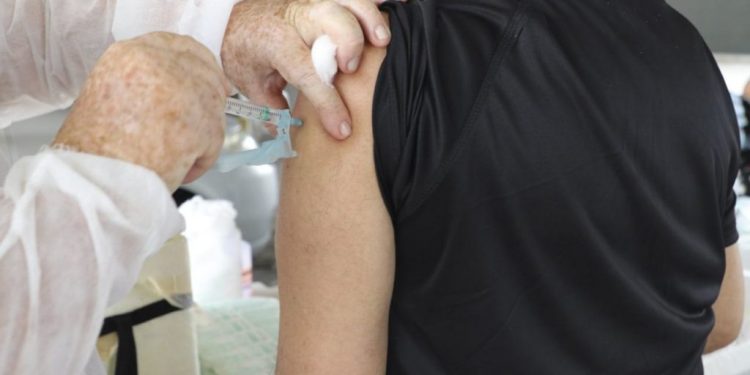 Vacinação de pessoas sem comorbidades começa nesta quarta(2) em Manaus, anuncia prefeitura