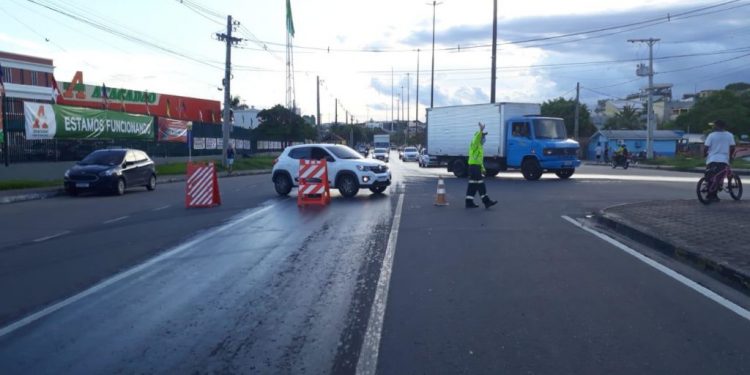 Trecho de avenida é interditado no bairro Educandos devido alagação