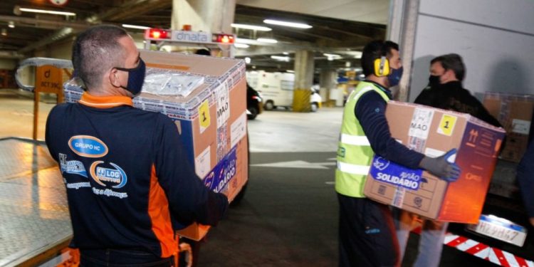 Amazonas recebe lote com 35.100 doses de vacinas contra Covid-19