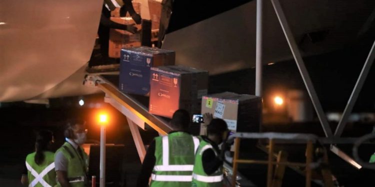 Amazonas recebe mais 37.100 doses de vacina da Pfizer