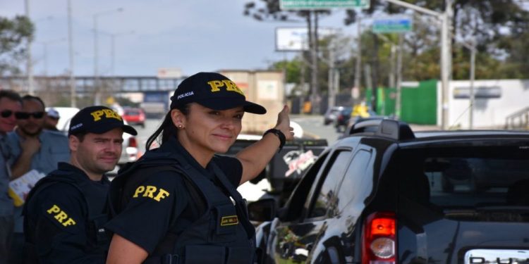 Manaus recebe policiais da PRF de Roraima e Rio de Janeiro após onda de ataques