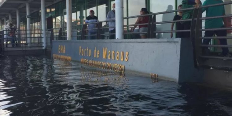 Rio Negro sobe mais 1cm nas últimas 24 horas e fica perto de bater 30 metros