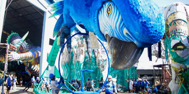 Boi Caprichoso conduz alegorias para concentração do Bumbódromo