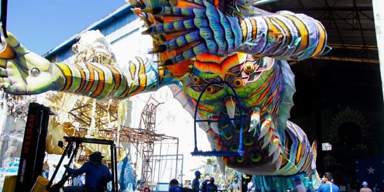 Boi Caprichoso conduz alegorias para concentração do Bumbódromo