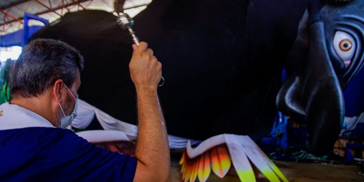 Boi Caprichoso conduz alegorias para concentração do Bumbódromo