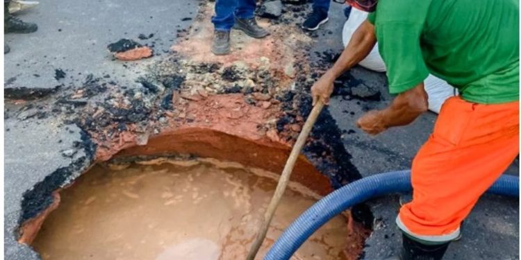 Cheia do rio Negro faz cratera se abrir em rua no Centro de Manaus