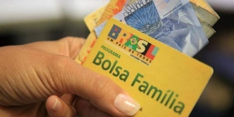 Bolsonaro promete aumentar Bolsa Família para R$ 300
