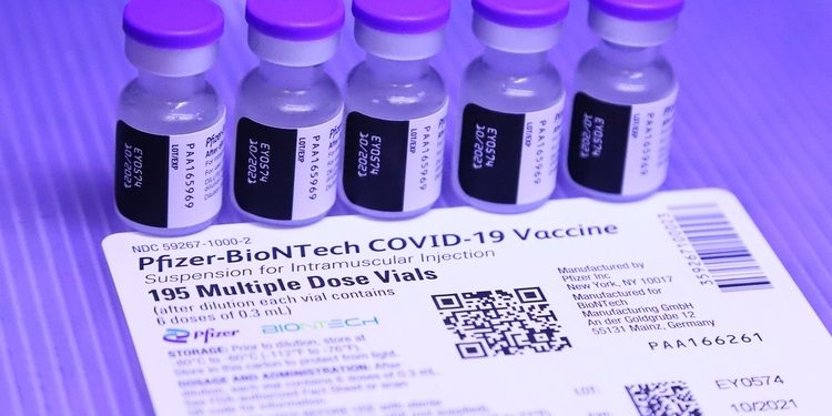 Justiça decide que 2ª dose da Pfizer seja aplicada em 21 dias em Manaus