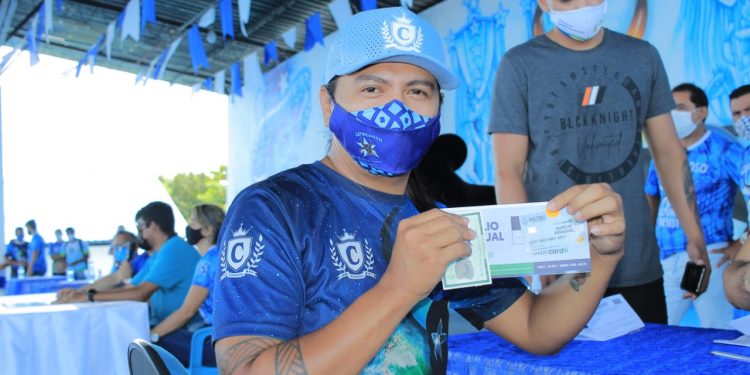 Profissionais da cultura do Boi Caprichoso recebem cartões do auxílio estadual