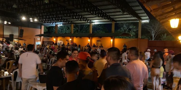 Casa de festas com cerca de mil pessoas é interditada em Manaus