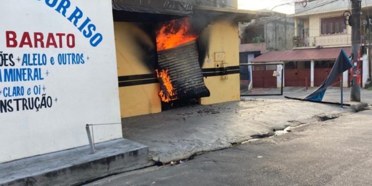 Mercadinho pega fogo e assusta moradores no bairro da Glória