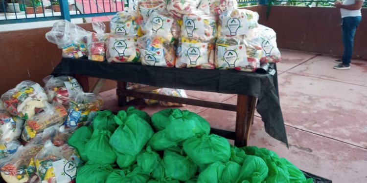 Comunidades de Manaus e interior recebem doações de mais 500 cestas básicas, 1.000 frangos e kit lanche para crianças