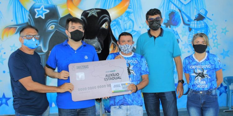 Profissionais da cultura do Boi Caprichoso recebem cartões do auxílio estadual
