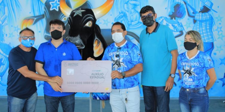 Profissionais da cultura do Boi Caprichoso recebem cartões do auxílio estadual
