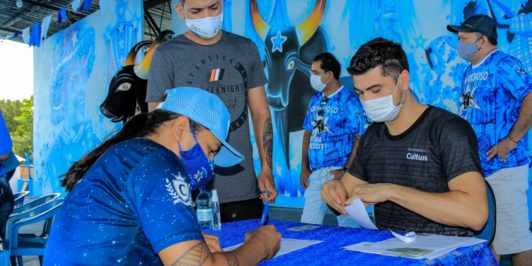 Profissionais da cultura do Boi Caprichoso recebem cartões do auxílio estadual