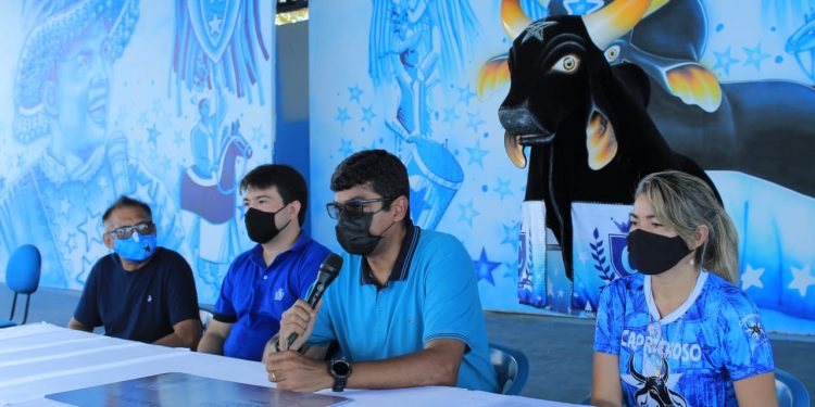 Profissionais da cultura do Boi Caprichoso recebem cartões do auxílio estadual