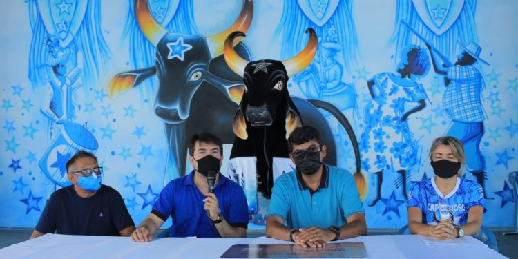 Profissionais da cultura do Boi Caprichoso recebem cartões do auxílio estadual