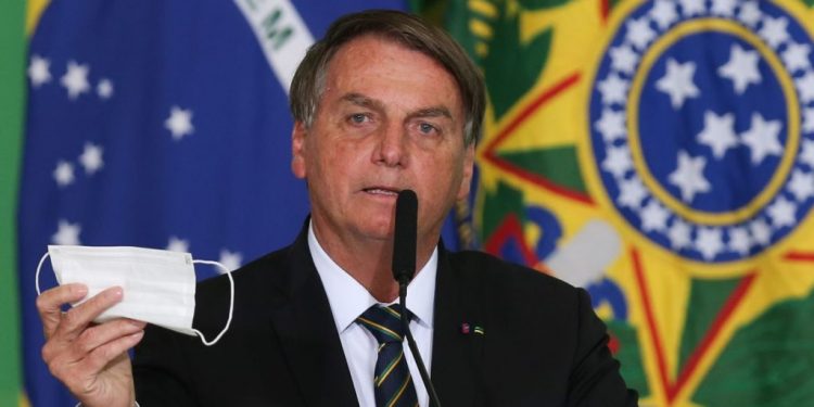 Bolsonaro diz que vai manter auxílio emergencial se pandemia continuar