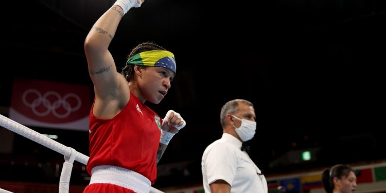 Bia Ferreira sobra na estreia no boxe e avança às quartas em Tóquio