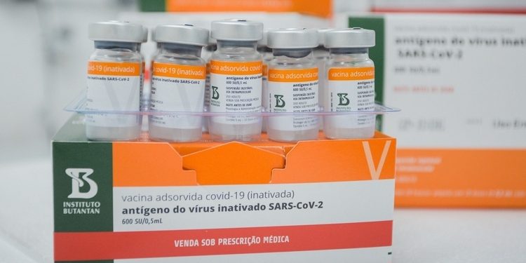 Ministério da Saúde recebe mais 1, 2 milhão de doses da CoronaVac