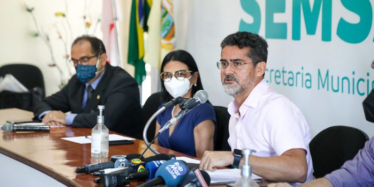 Prefeito David Almeida anuncia concurso da Semsa com 2.001 vagas