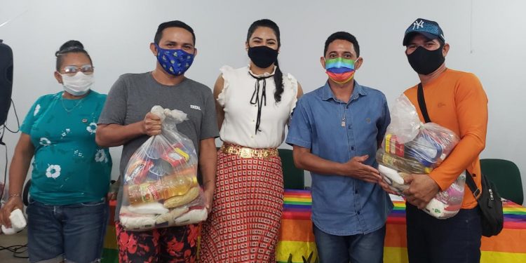 Mayra Dias faz entrega de cestas básicas ao movimento LGBTQIA+
