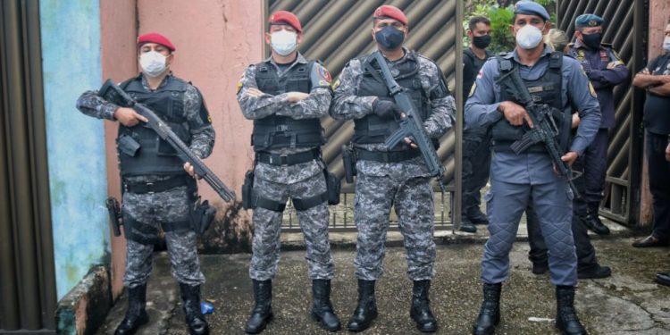 Roberto Cidade propõe restrição à comercialização de uniformes e acessórios das Polícias Civil e Militar no AM