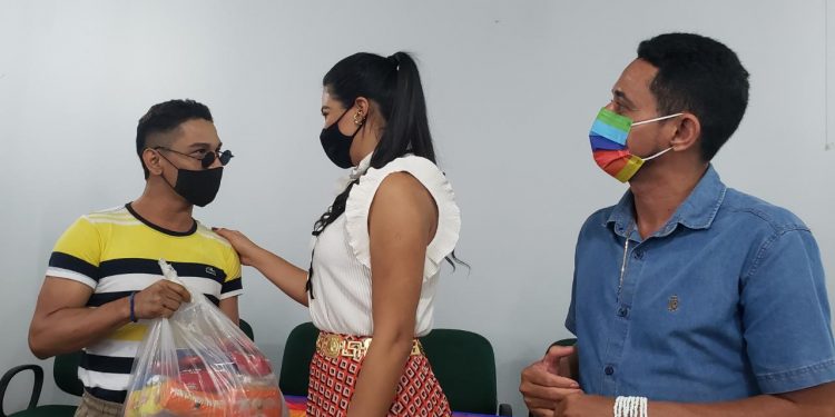 Mayra Dias faz entrega de cestas básicas ao movimento LGBTQIA+