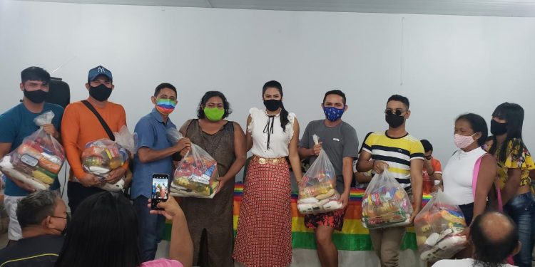 Mayra Dias faz entrega de cestas básicas ao movimento LGBTQIA+