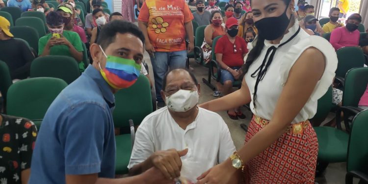 Mayra Dias faz entrega de cestas básicas ao movimento LGBTQIA+