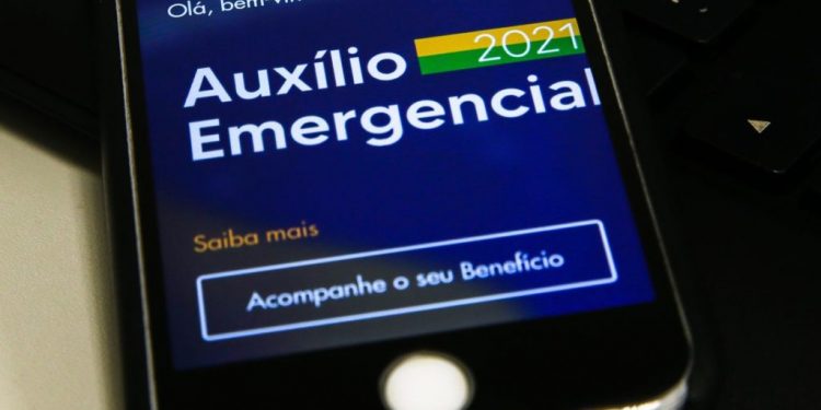 Trabalhadores nascidos em abril podem sacar auxílio emergencial